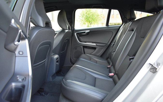 Volvo V60 cena 57900 przebieg: 162000, rok produkcji 2016 z Krzanowice małe 781
